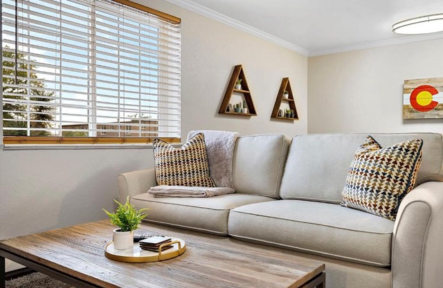 1 1 Bright Corner Unit Walkability & Close to Hospitals