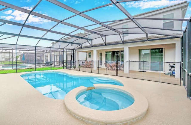 10BR - Family Home Near Disney with Pool & BBQ