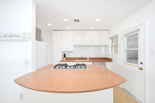 5 Bedroom Duplex 1 minute Walk to the Ocean