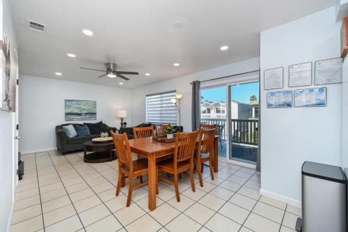 6 Bedroom home located 2 houses in from the Beach