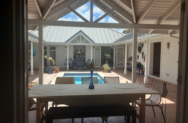 A Hidden Bed & breakfast with live-in host Private, Peaceful with Plunge pool.