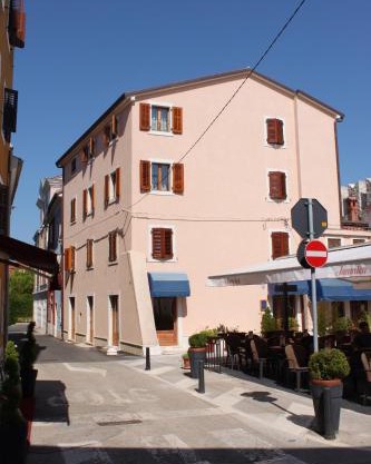 Apartments by the sea Novigrad - 3349