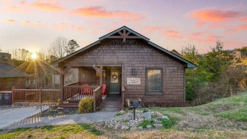 Bear Cove by AvantStay Hot Tub Pool Table