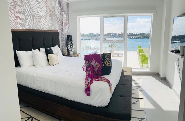 Breathtaking 2 Bedroom Apartment with Harbor View