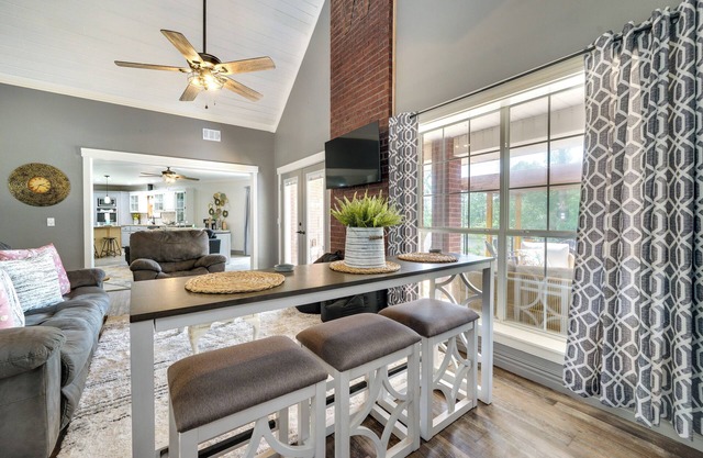 Broken Bow Vacation Rental w/Pool & Hot Tub!