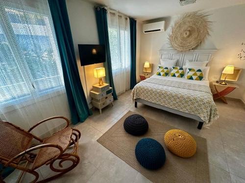 CASSIS VILLAGE Options Parking and Baby