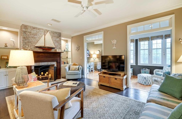 Charming Cottage Near Golf Courses and Marsh Walk!