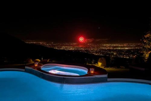 Cliff House - El Paseo Retreat with amazing views of Palm Desert city lights