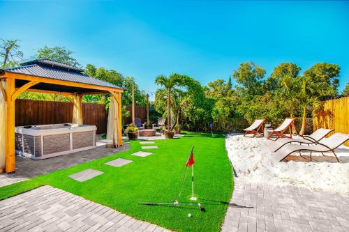 Coastal Farmhouse with mini Golf, Private Beach &Spa