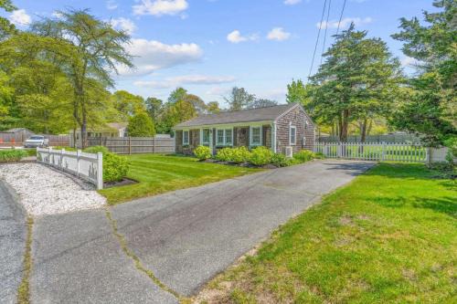 Cottage Oasis by Lake with Kayaks Fire Pit and a Huge Yard