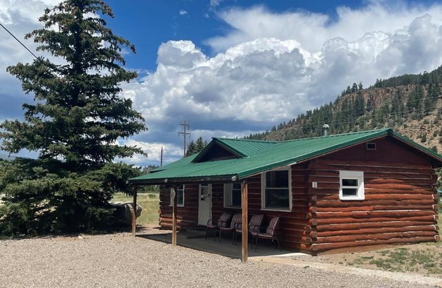 Cozy cabin #1 at Aspen Ridge Cabins