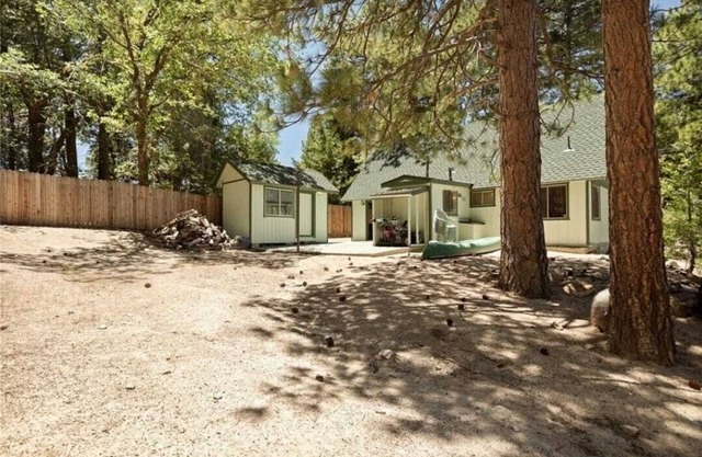Cozy Cabin Retreat with a Hot Tub in Running Springs