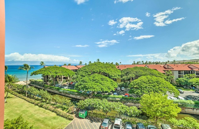 Cute Beachfront Condo w/Lanai & Resort Pools