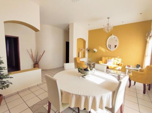 Departamento amplio con estacionamiento, WiFi rápido, equipado, muy cerca de Catedral