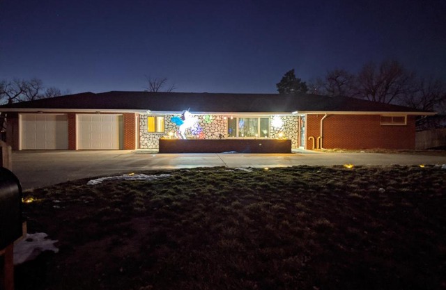 DIA BnB - Mountain View - Private floor - DIA Layover - Great entertainment and bed