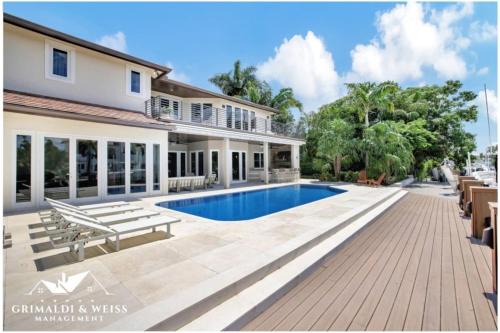 Elegant Waterfront Estate 6BR- 6.5BA
