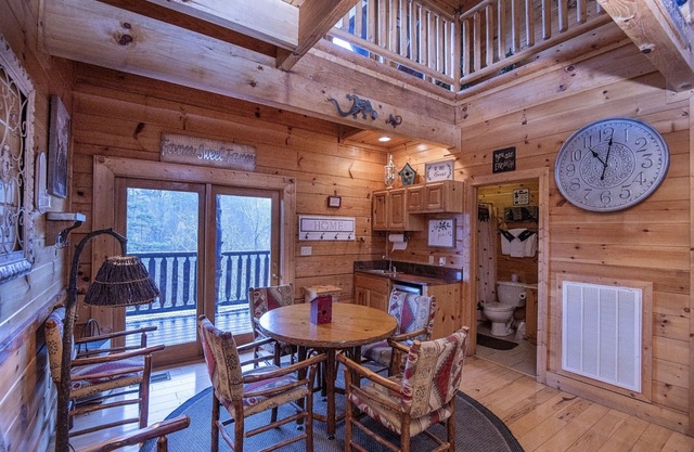 Ern854 - Wagon Wheel Lodge - Great Location! Close To All The Action! 9 Bedroom Cabin by RedAwning