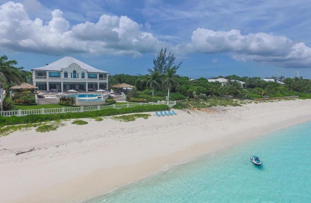 EXCLUSIVE BEACHFRONT MANSION 9 BR (VILLA C)