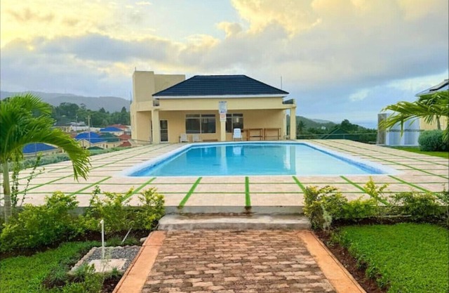 Experience Luxury/Ocho Rios/PS5/HS Wifi/65" TV/Pool/Crib/Comfort Beds