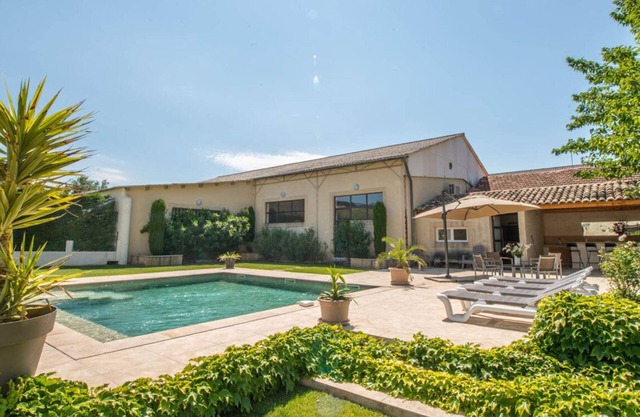 Holiday Home 'Le Mas Du Batadou' with Wi-Fi and Air Conditioning