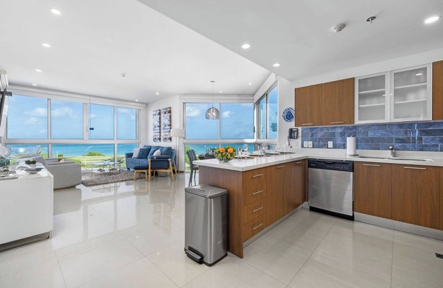 Let the sea set you free with this 3BDRcorner unit