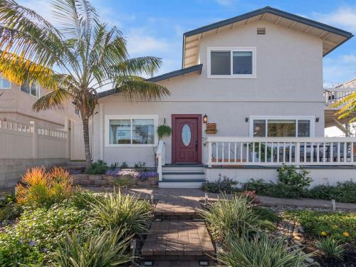 Luxe OB Home, Walk to Beach, Sauna, and Backyard