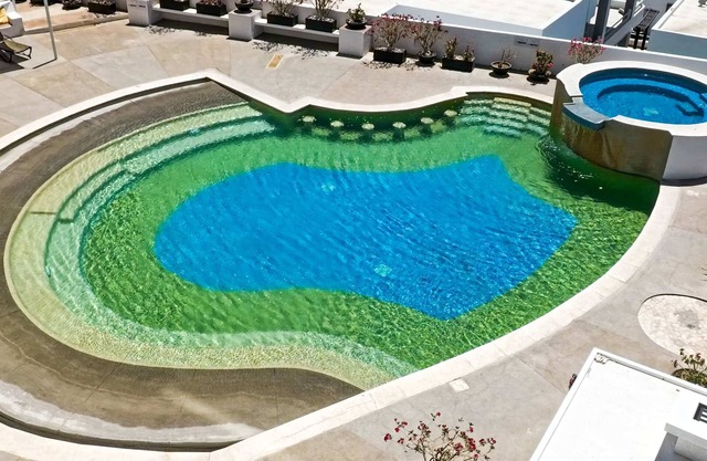 Luxurious 2-bedroom apartment steps from the beach