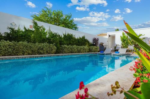 Luxury 2BR Condo w/Pool, Rooftop, GYM @ Palm Beach