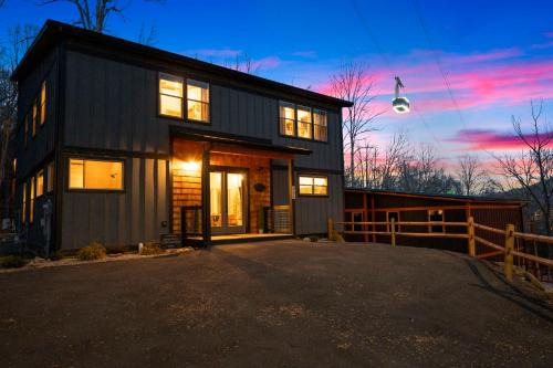 Luxury Gatlinburg Cabin, Heated Pool, Theater, Hot Tub