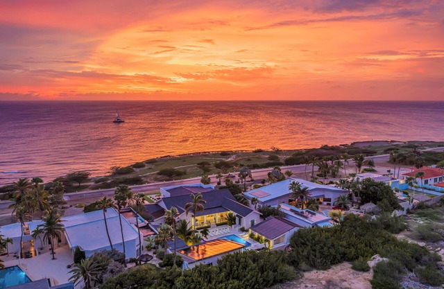 Massive Oceanfront Villa - Spa - Sauna - Gameroom - Malmok!