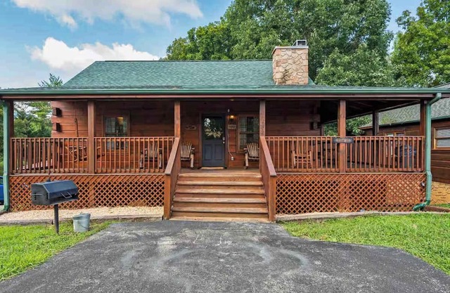 Near Parkway- Hot Tub, Rock Wall Cabin