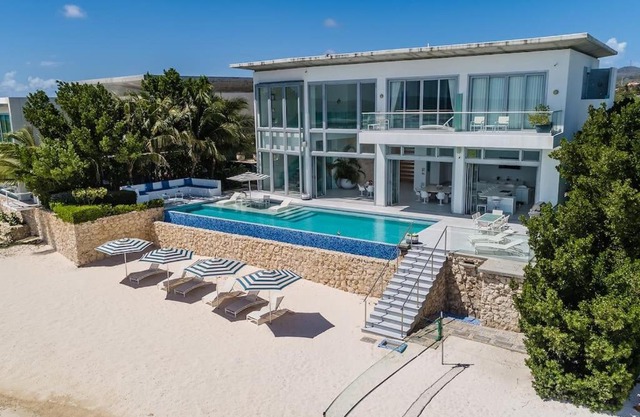 New Aruba Beachfront Estate:gym, beach and pool