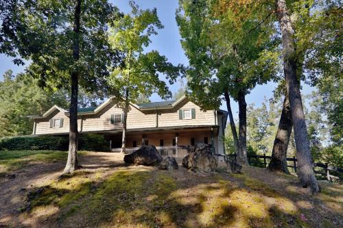 Oak Tree Lodge #3 by Eden Crest Vacation Rentals