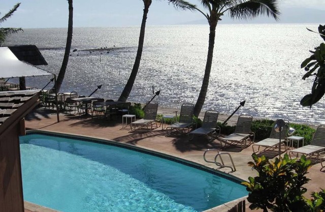 Ocean Front King: Panoramic Sea Views Meet Polynesian Elegance in Molokai