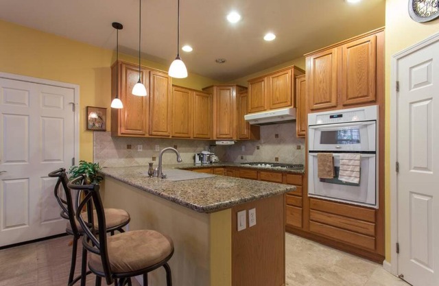 Private Sunny Home 4BR Gr8 cntrl loc Garage kitchn Byard