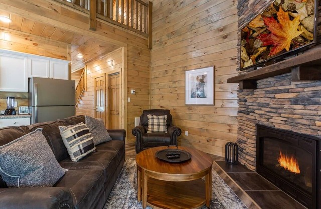 Riverfront Cottage In Downtown Pigeon Forge!