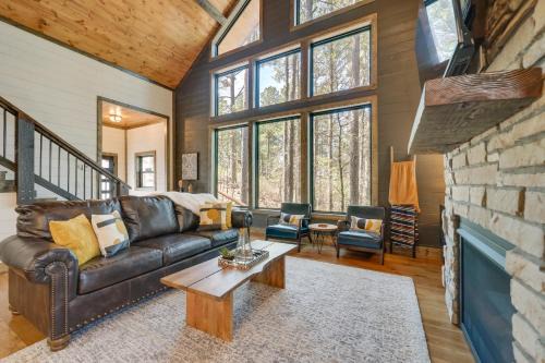 Serene Broken Bow Cabin with Hot Tub and Fire Pit!