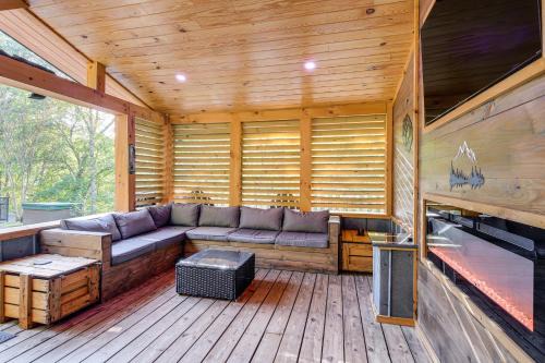 Sevierville Cabin about 3 Mi to the Island!