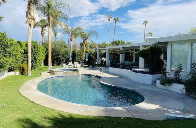 Spectacular luxury 3000 square ft house on 1/3 of acre