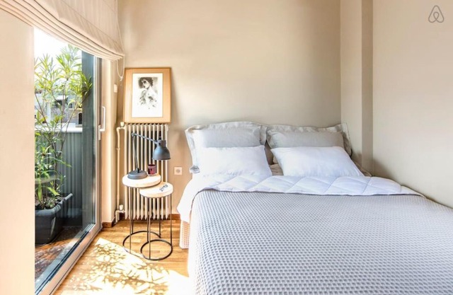 Stylish sunny apt 1 stop from city center