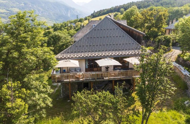 Superbe ferme rénovée en chalet de luxe en PLEINE NATURE