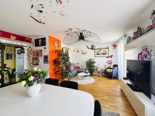 THE ENCHANTED HOUSE (15 min walk to Disney)