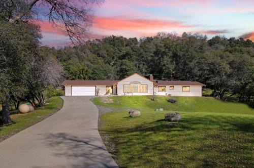 Villa near Yosemite & bass lake w/Hot Tub/EVcharge