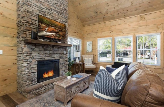 Walk Into Downtown Pigeon Forge/Arcade/Hot Tub