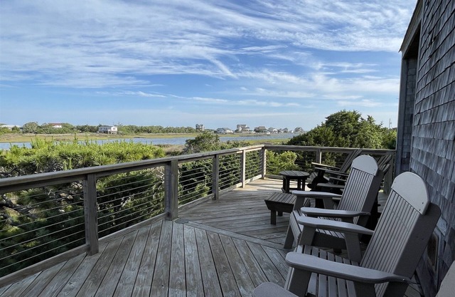 Will's Hideaway 3 Bedroom Cottage by RedAwning